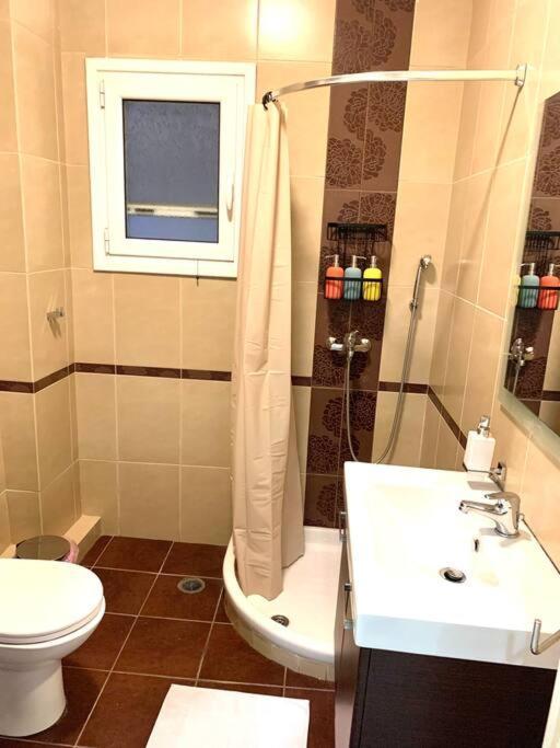 Spacious 4-Bedroom Family Home, 100M From Metro Atény Exteriér fotografie